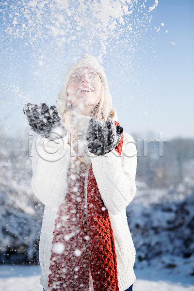 20대 서양인 성인 여자 한명 JPG 포토 겨울 눈(날씨) 던지기 모자(잡화) 목도리 상반신 야외 웃음 주간