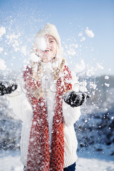 20대 서양인 성인 여자 한명 JPG 포토 겨울 날리기 눈(날씨) 던지기 모자(잡화) 목도리 상반신 야외 웃음 주간
