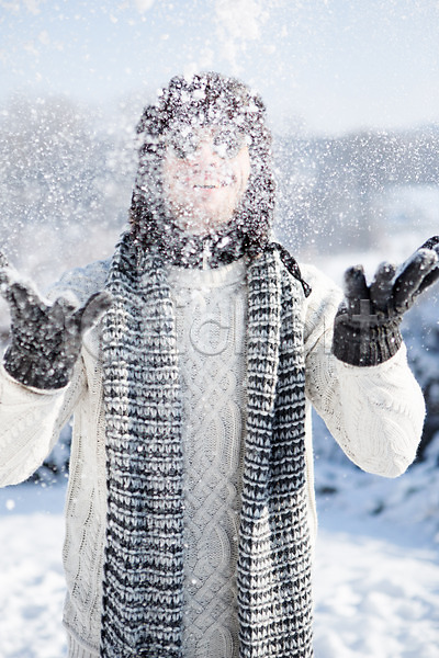 20대 남자 서양인 성인 한명 JPG 포토 겨울 날리기 눈(날씨) 던지기 모자(잡화) 목도리 상반신 선글라스 야외 웃음 주간