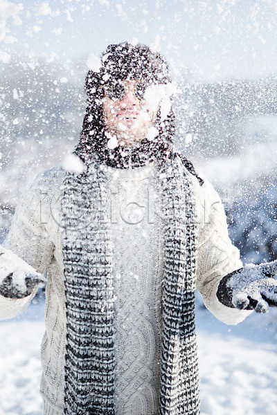 20대 남자 서양인 성인 한명 JPG 포토 겨울 날리기 눈(날씨) 던지기 모자(잡화) 목도리 상반신 선글라스 야외 웃음 주간