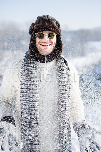 20대 남자 서양인 성인 한명 JPG 포토 겨울 눈(날씨) 모자(잡화) 목도리 상반신 선글라스 야외 웃음 주간