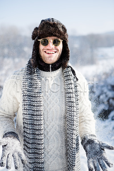 20대 남자 서양인 성인 한명 JPG 포토 겨울 눈(날씨) 모자(잡화) 목도리 상반신 선글라스 야외 웃음 주간