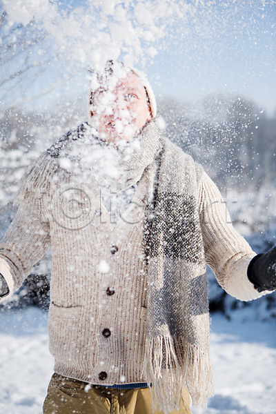 20대 남자 서양인 성인 한명 JPG 포토 겨울 날리기 눈(날씨) 던지기 모자(잡화) 목도리 상반신 야외 주간
