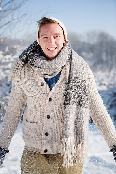 20대 남자 서양인 성인 한명 JPG 포토 겨울 눈(날씨) 모자(잡화) 목도리 상반신 야외 웃음 주간