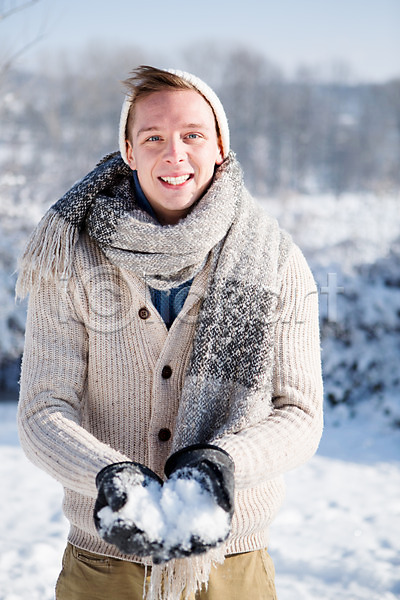 20대 남자 서양인 성인 한명 JPG 포토 겨울 눈(날씨) 모자(잡화) 목도리 상반신 야외 웃음 주간