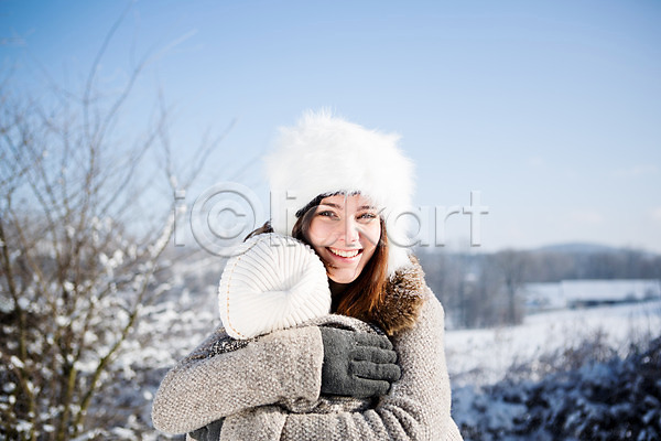 20대 남자 두명 서양인 성인 여자 JPG 뒷모습 포토 겨울 눈(날씨) 모자(잡화) 목도리 상반신 야외 웃음 주간 포옹