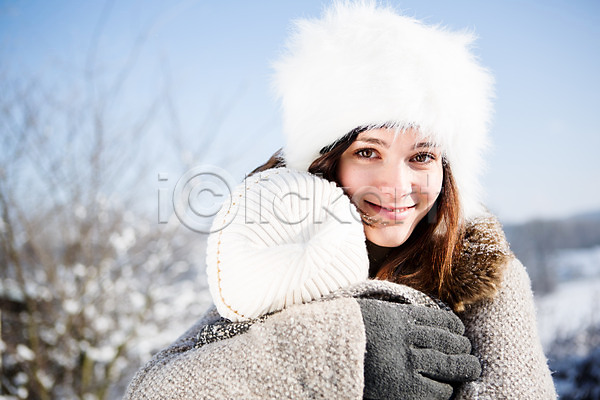 20대 남자 두명 서양인 성인 여자 JPG 뒷모습 포토 겨울 눈(날씨) 모자(잡화) 목도리 상반신 야외 웃음 주간 포옹