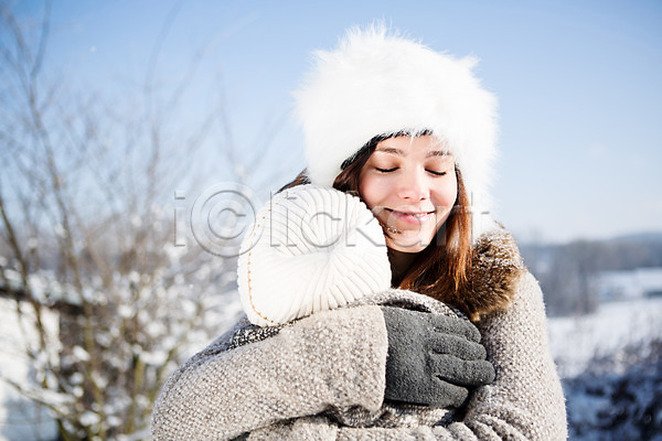 20대 남자 두명 서양인 성인 여자 JPG 뒷모습 포토 겨울 눈(날씨) 눈감음 모자(잡화) 목도리 상반신 야외 웃음 주간 포옹
