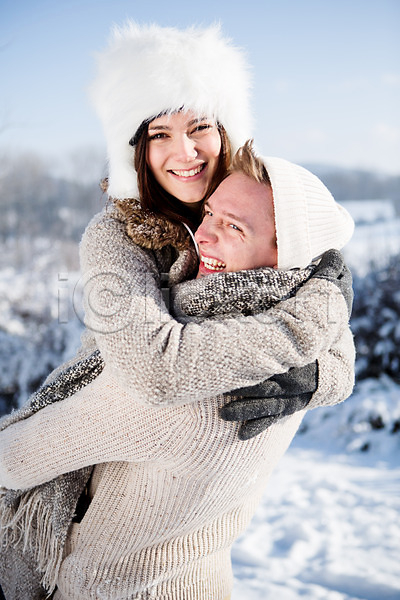 20대 남자 두명 서양인 성인 여자 JPG 옆모습 포토 겨울 눈(날씨) 모자(잡화) 목도리 상반신 야외 웃음 주간 포옹