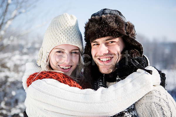 20대 남자 두명 서양인 성인 여자 JPG 포토 겨울 눈(날씨) 모자(잡화) 목도리 상반신 야외 웃음 주간 포옹