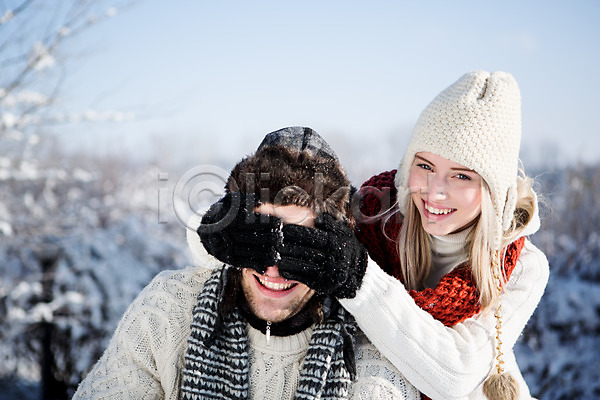 20대 남자 두명 서양인 성인 여자 JPG 포토 겨울 눈(날씨) 눈가림 모자(잡화) 목도리 상반신 야외 웃음 주간