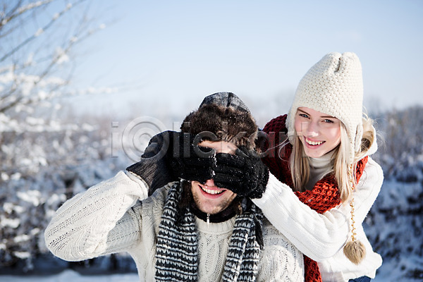 20대 남자 두명 서양인 성인 여자 JPG 포토 겨울 눈(날씨) 눈가림 모자(잡화) 목도리 상반신 야외 웃음 주간