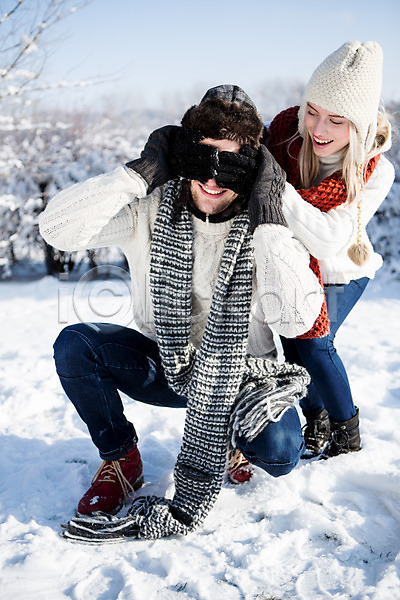 20대 남자 두명 서양인 성인 여자 JPG 포토 겨울 눈(날씨) 눈가림 모자(잡화) 목도리 앉기 야외 웃음 전신 주간