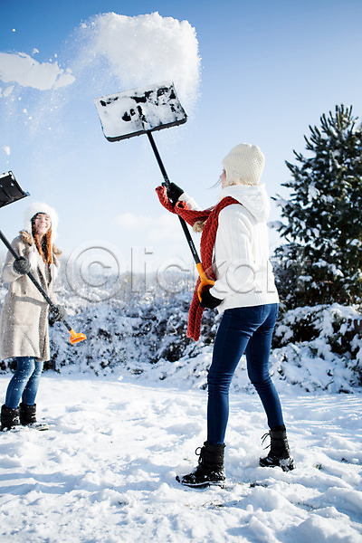 20대 두명 서양인 성인 여자 JPG 뒷모습 포토 겨울 눈(날씨) 눈치우기 던지기 모자(잡화) 목도리 서기 야외 전신 주간