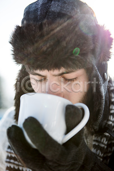 20대 남자 서양인 성인 한명 JPG 포토 겨울 들기 마시기 모자(잡화) 목도리 상반신 야외 장갑 주간 차(음료) 컵