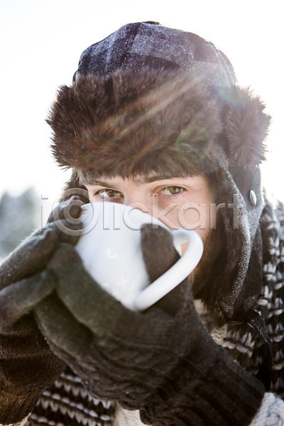 20대 남자 서양인 성인 한명 JPG 포토 겨울 들기 마시기 모자(잡화) 목도리 상반신 야외 장갑 주간 차(음료) 컵
