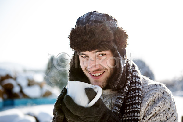 20대 남자 서양인 성인 한명 JPG 포토 겨울 들기 마시기 모자(잡화) 목도리 상반신 야외 웃음 장갑 주간 차(음료) 컵