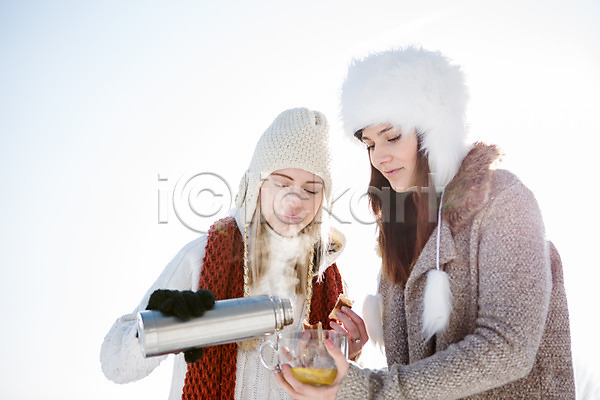 20대 두명 서양인 성인 여자 JPG 포토 겨울 눈(날씨) 머그컵 보온병 야외 주간 차(음료)