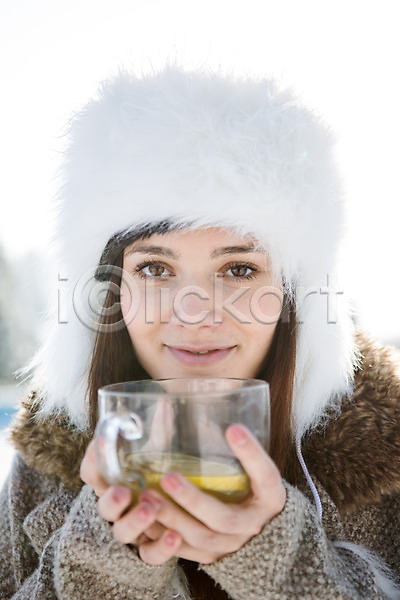 20대 서양인 성인 여자 한명 JPG 포토 겨울 들기 모자(잡화) 상반신 야외 웃음 주간 차(음료) 컵 털모자