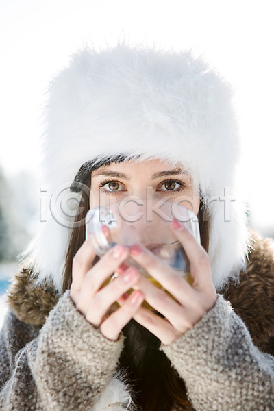 20대 서양인 성인 여자 한명 JPG 포토 겨울 들기 마시기 모자(잡화) 상반신 야외 주간 차(음료) 컵 털모자