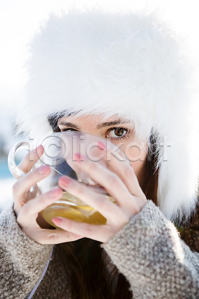 20대 서양인 성인 여자 한명 JPG 포토 겨울 들기 마시기 모자(잡화) 상반신 야외 주간 차(음료) 컵 털모자