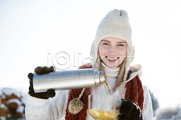 20대 서양인 성인 여자 한명 JPG 포토 겨울 들기 모자(잡화) 목도리 보온병 붓기 상반신 야외 웃음 장갑 주간 차(음료) 컵