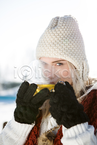 20대 서양인 성인 여자 한명 JPG 포토 겨울 들기 마시기 모자(잡화) 상반신 야외 장갑 주간 차(음료) 컵