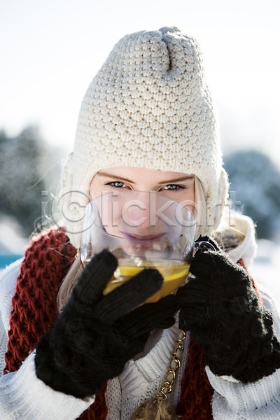 20대 서양인 성인 여자 한명 JPG 포토 겨울 들기 마시기 모자(잡화) 목도리 상반신 야외 장갑 주간 차(음료) 컵 털모자