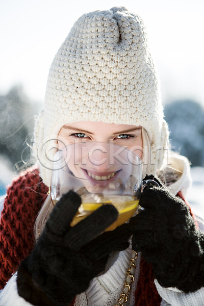 20대 서양인 성인 여자 한명 JPG 포토 겨울 들기 마시기 모자(잡화) 목도리 상반신 야외 웃음 장갑 주간 차(음료) 컵 털모자