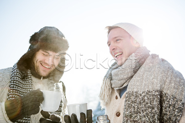 20대 남자 두명 서양인 성인 JPG 포토 겨울 눈(날씨) 들기 목도리 상반신 야외 웃음 주간 차(음료) 컵 털모자