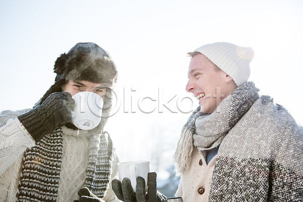 20대 남자 두명 서양인 성인 JPG 포토 겨울 눈(날씨) 들기 마시기 목도리 상반신 야외 웃음 주간 차(음료) 컵 털모자