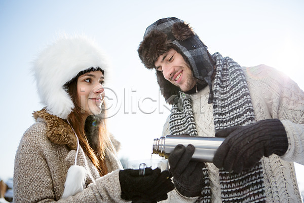 20대 남자 두명 서양인 성인 여자 JPG 포토 겨울 눈(날씨) 들기 목도리 보온병 붓기 상반신 야외 웃음 주간 차(음료) 컵 털모자