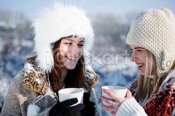 20대 두명 서양인 성인 여자 JPG 포토 겨울 눈(날씨) 들기 목도리 상반신 야외 웃음 주간 차(음료) 컵 털모자