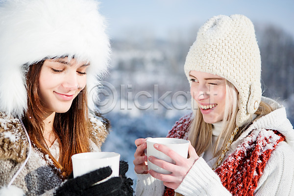 20대 두명 서양인 성인 여자 JPG 포토 겨울 눈(날씨) 들기 목도리 상반신 야외 웃음 주간 차(음료) 컵 털모자