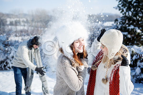 20대 남자 서양인 성인 세명 여자 JPG 포토 겨울 눈(날씨) 눈싸움 던지기 목도리 상반신 선글라스 야외 웃음 주간 친구 털모자