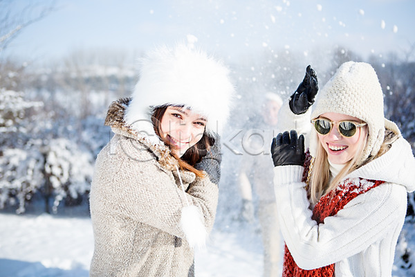 20대 남자 서양인 성인 세명 여자 JPG 포토 겨울 눈(날씨) 눈싸움 던지기 목도리 상반신 선글라스 야외 웃음 주간 친구 털모자