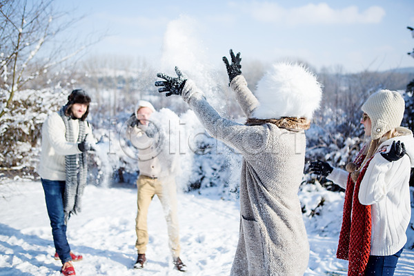 20대 남자 서양인 성인 여러명 여자 JPG 포토 겨울 눈(날씨) 눈싸움 던지기 목도리 야외 주간 친구 털모자