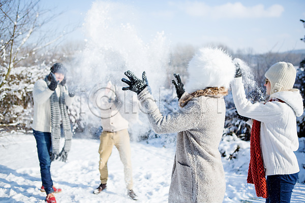 20대 남자 서양인 성인 여러명 여자 JPG 포토 겨울 눈(날씨) 눈싸움 던지기 목도리 서기 야외 전신 주간 친구 털모자