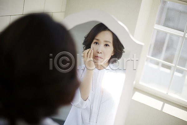 40대 성인 여자 한국인 한명 JPG 뒷모습 아웃포커스 포토 거울 반사 상반신 실내 안식처 주름 중년라이프 창문