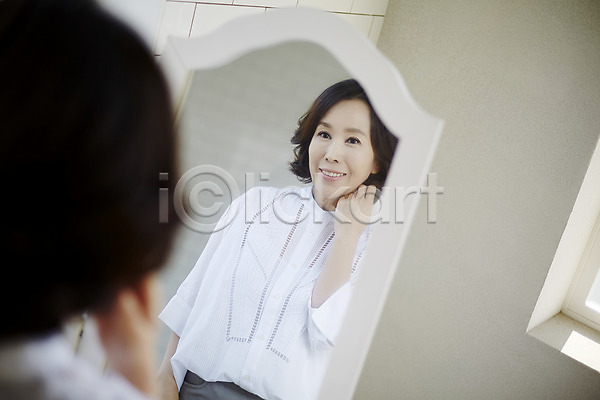 40대 성인 여자 한국인 한명 JPG 뒷모습 아웃포커스 포토 거울 반사 상반신 실내 웃음 중년라이프
