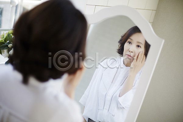 40대 성인 여자 한국인 한명 JPG 뒷모습 아웃포커스 포토 거울 반사 상반신 실내 안식처 주름 중년라이프