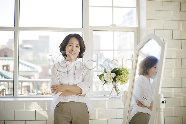 40대 성인 여자 한국인 한명 JPG 포토 거울 꽃 꽃병 반사 상반신 실내 안식처 웃음 중년라이프 창가 팔짱