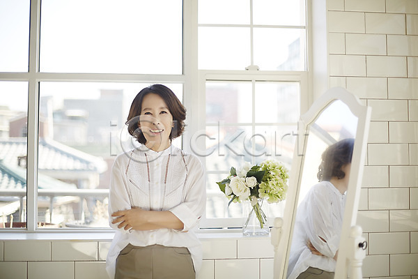 40대 성인 여자 한국인 한명 JPG 포토 거울 꽃 꽃병 반사 상반신 실내 안식처 웃음 중년라이프 창가 팔짱