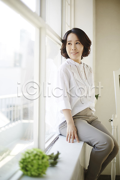 40대 성인 여자 한국인 한명 JPG 아웃포커스 포토 꽃 실내 안식처 앉기 웃음 응시 중년라이프 창가