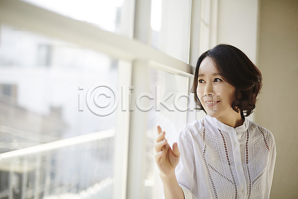 40대 성인 여자 한국인 한명 JPG 아웃포커스 포토 꽃 상반신 실내 웃음 응시 중년라이프 창가