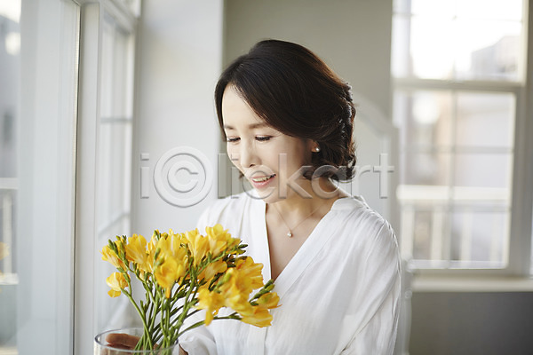 40대 성인 여자 한국인 한명 JPG 아웃포커스 포토 꽃병 상반신 실내 웃음 중년라이프 창가 프리지어