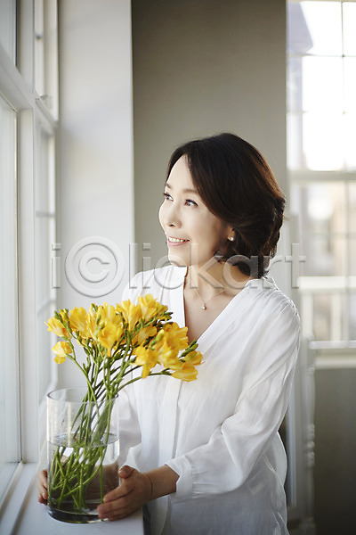 40대 성인 여자 한국인 한명 JPG 아웃포커스 포토 꽃병 상반신 실내 웃음 응시 중년라이프 창가 프리지어