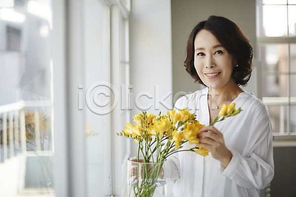 40대 성인 여자 한국인 한명 JPG 아웃포커스 포토 꽃병 상반신 실내 안식처 웃음 중년라이프 창가 프리지어