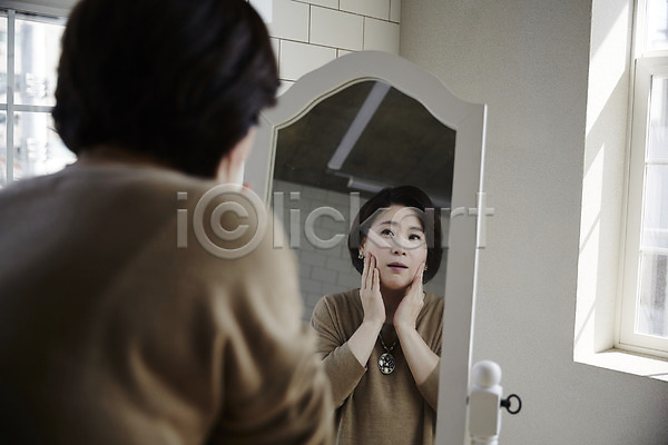 40대 성인 여자 한국인 한명 JPG 뒷모습 아웃포커스 포토 거울 반사 상반신 실내 중년라이프