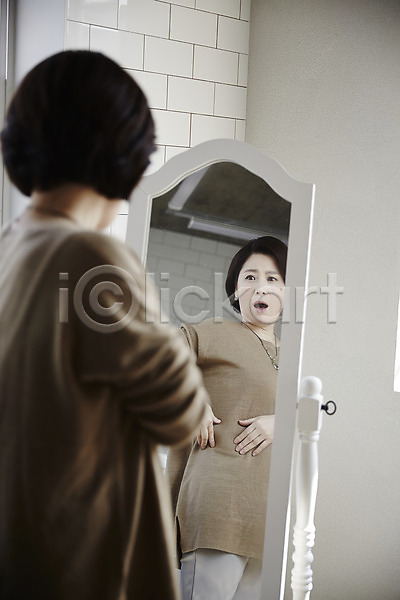 40대 성인 여자 한국인 한명 JPG 아웃포커스 옆모습 포토 거울 놀람 반사 뱃살 상반신 실내 중년라이프